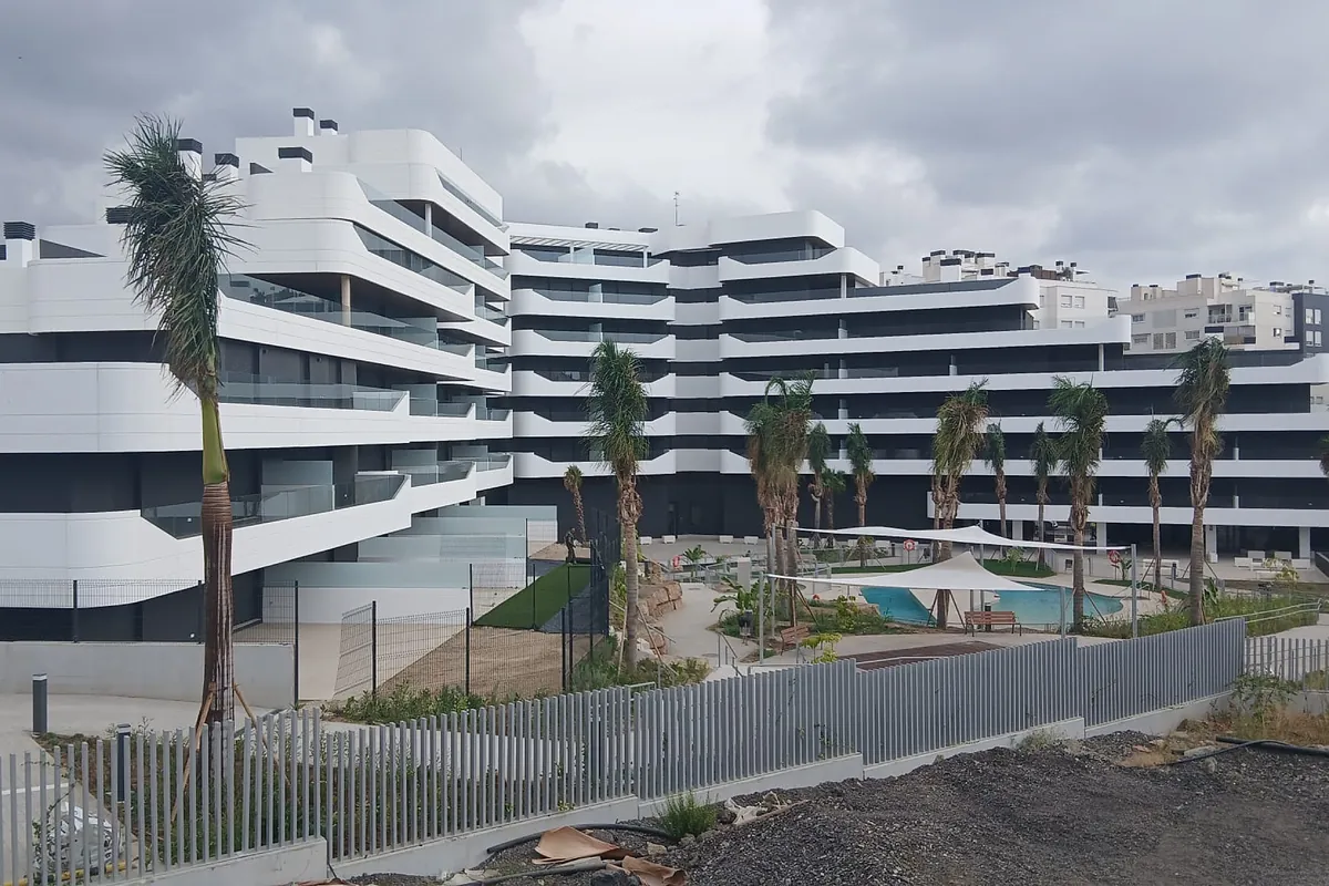 72 familias de Estepona (Málaga) no pueden mudarse a sus viviendas nuevas por falta de suministro eléctrico: "Es terrible lo que hacen con nosotros"