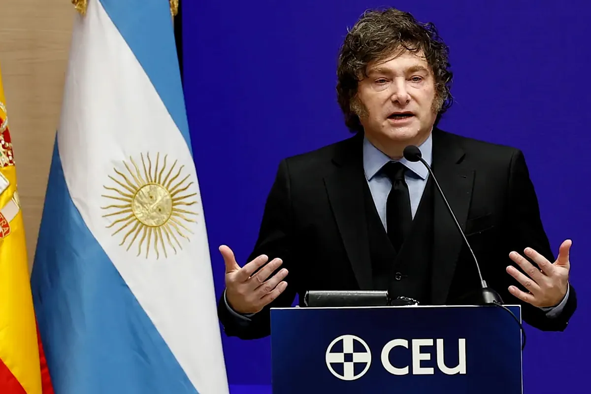 Milei arranca los aplausos del público al hacer referencia a las joyas de Zapatero en su discurso en la Universidad CEU San Pablo