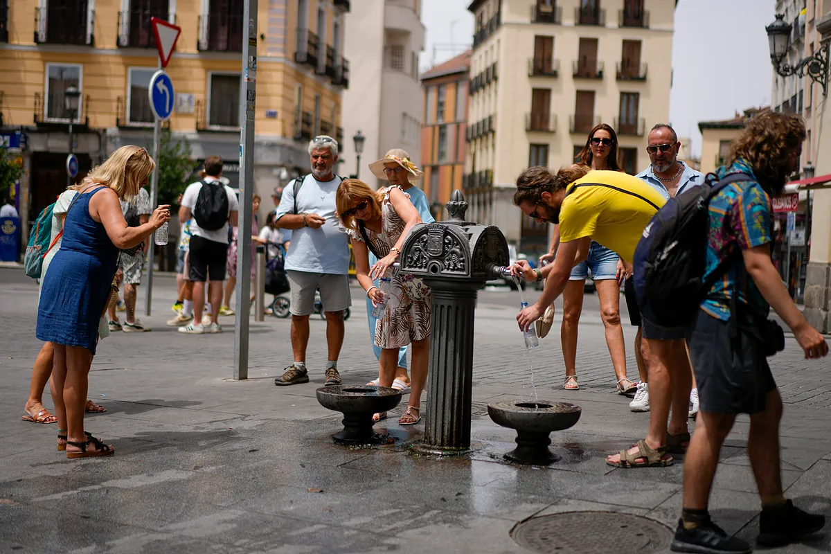 Arranca la primera ola de calor del año: Aemet activa la alerta roja en País Vasco y la naranja en diez comunidades por las altas temperaturas