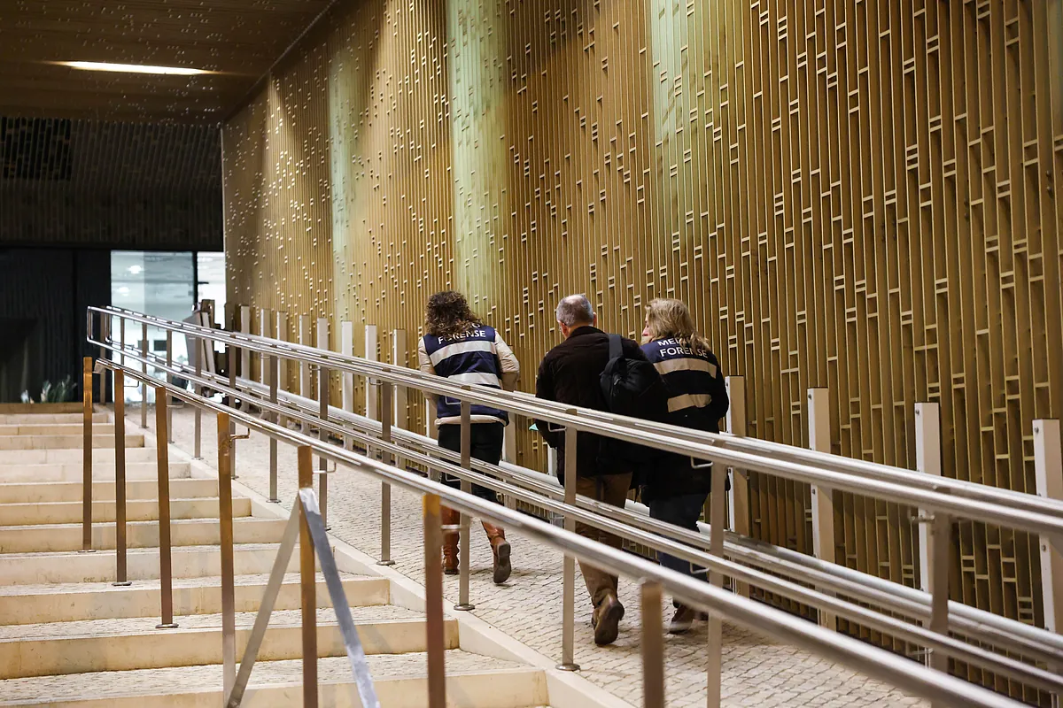 Huellas dactilares, ADN o prótesis: los distintos métodos para identificar a las víctimas tras un accidente con múltiples muertos como el de Adamuz