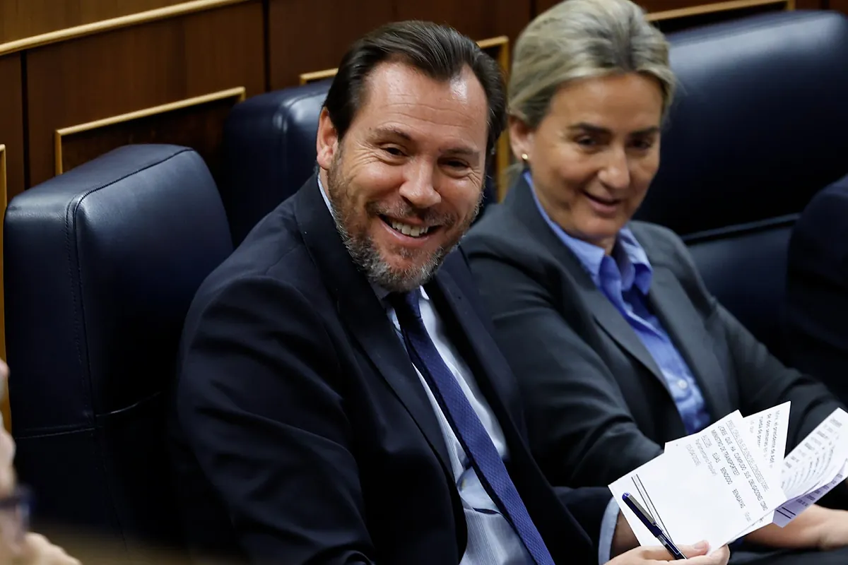 Gritos de "dimisión" a Puente por el accidente de Adamuz: "Si le queda decencia, dimita"