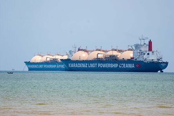 Irán anuncia la reapertura total del Estrecho de Ormuz durante el período restante del alto el fuego