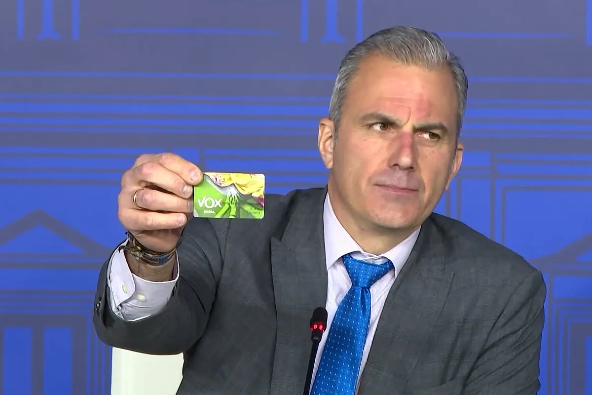 Ortega Smith muestra su carné de Vox: "Alguno dirá que a partir del cinco no se es fundador"