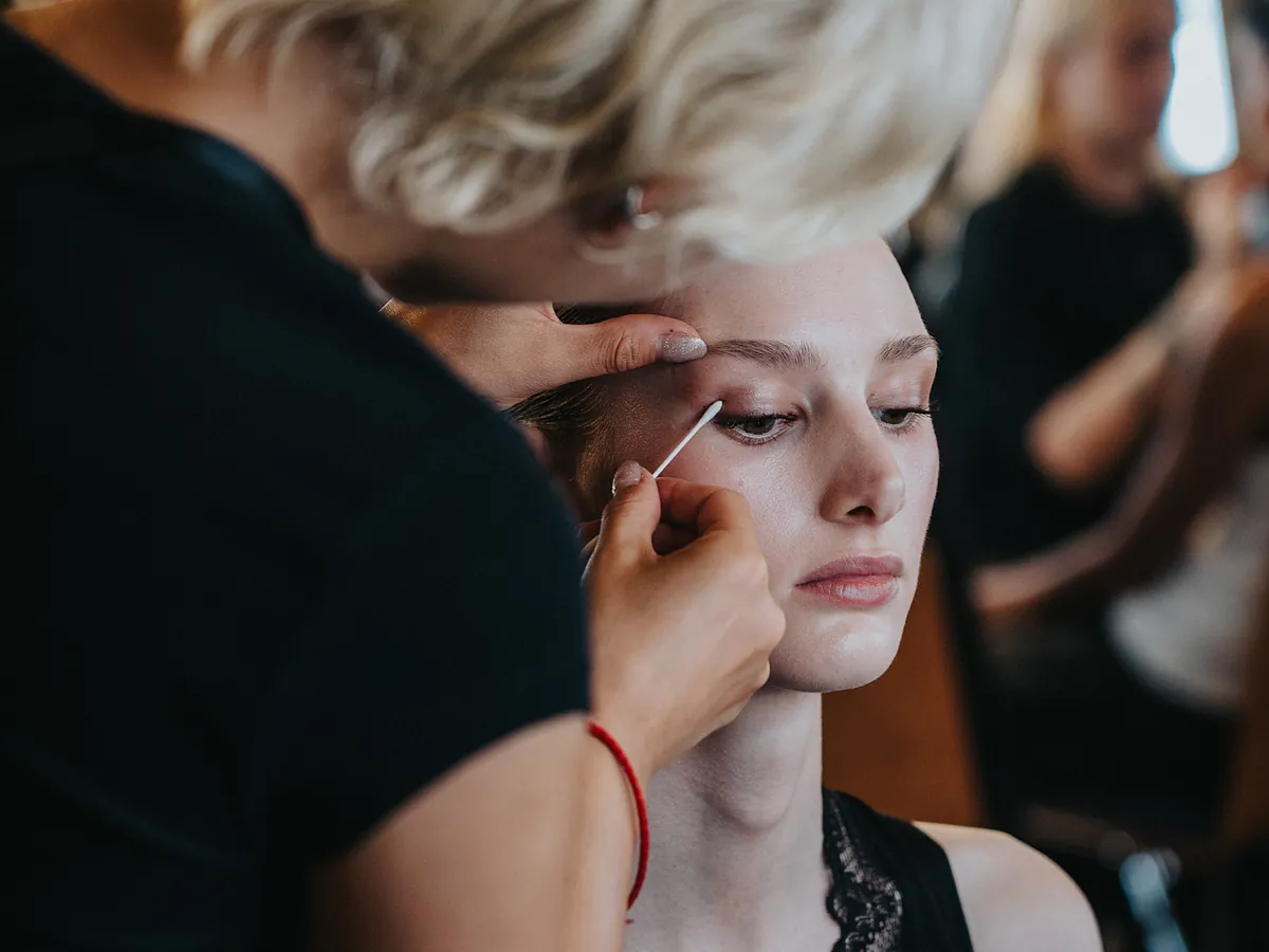 Ni glass skin ni acabado mate: esta es la tendencia de maquillaje que arrasa este verano