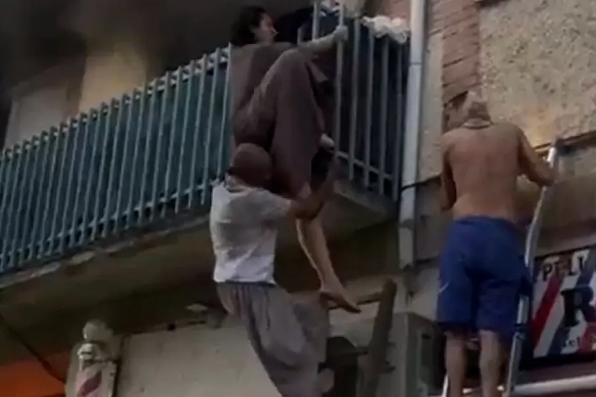 Rescatan de un incendio mediante unas escaleras a los vecinos de un edificio de Valdemorillo