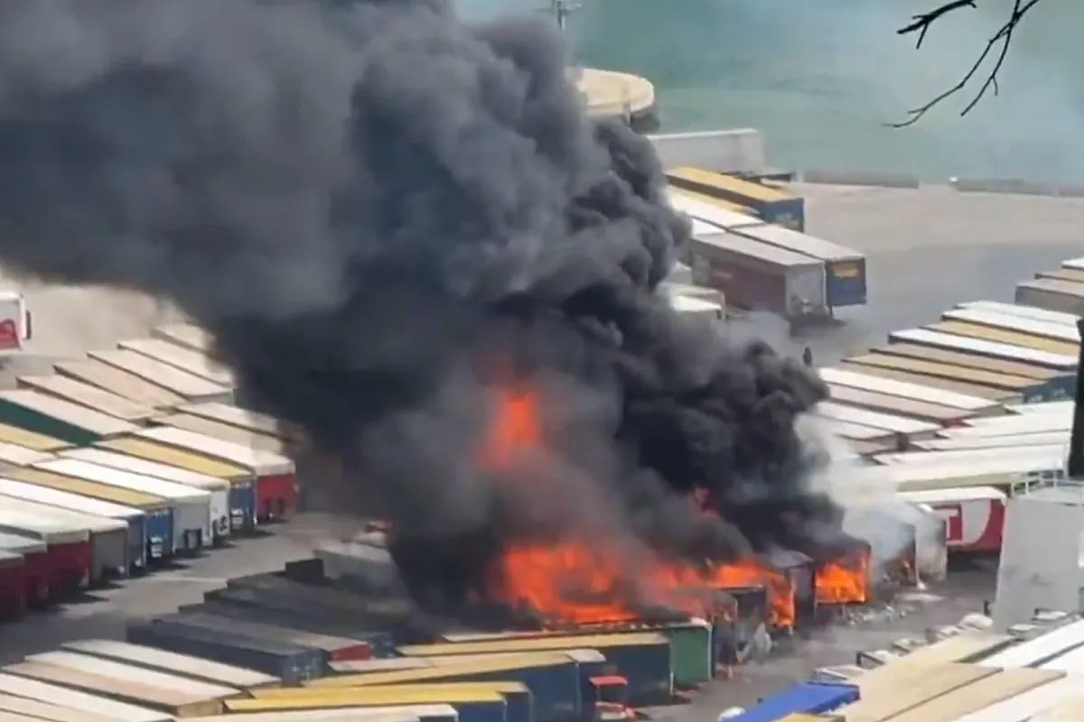 Un incendio en el puerto de Barcelona provoca varias explosiones