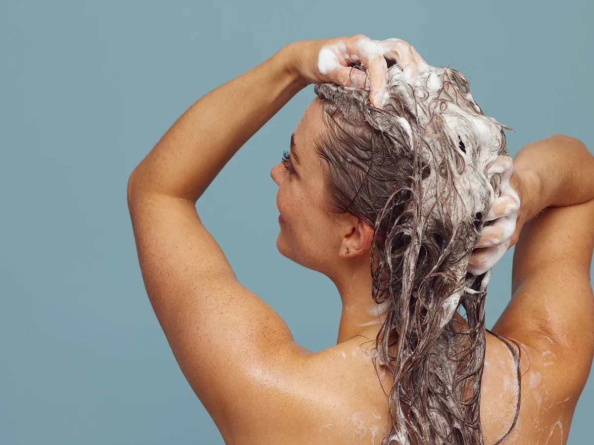 Tu pelo puede estar más sucio de lo que parece: los 8 trucos y consejos para una limpieza profunda que marcan la diferencia