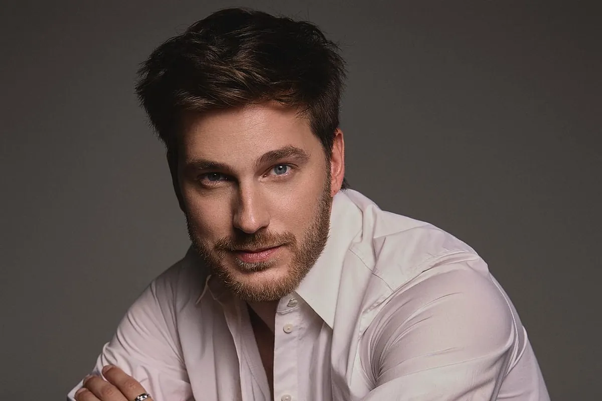 Manu Vega, el actor que comparte reparto con Ana Belén en 'Islas': "Lo loco de este gremio es que un día no tienes trabajo y otro sientes que te sobra"