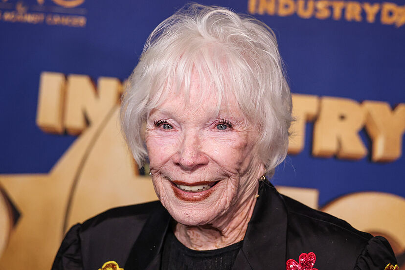 Shirley MacLaine, la actriz a la que le cambió la vida Alfred Hitchcock y  el avistamiento de un ovni cumple 90 años | Celebrities