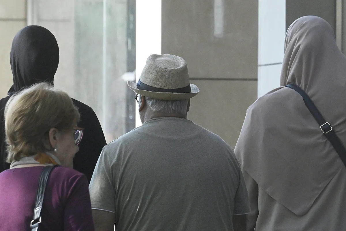 Lleida approves a new rule restricting face coverings in public spaces