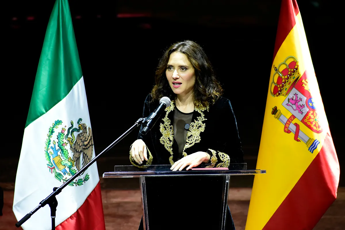 El viaje roto de Ayuso en México acaba entre reproches y memes