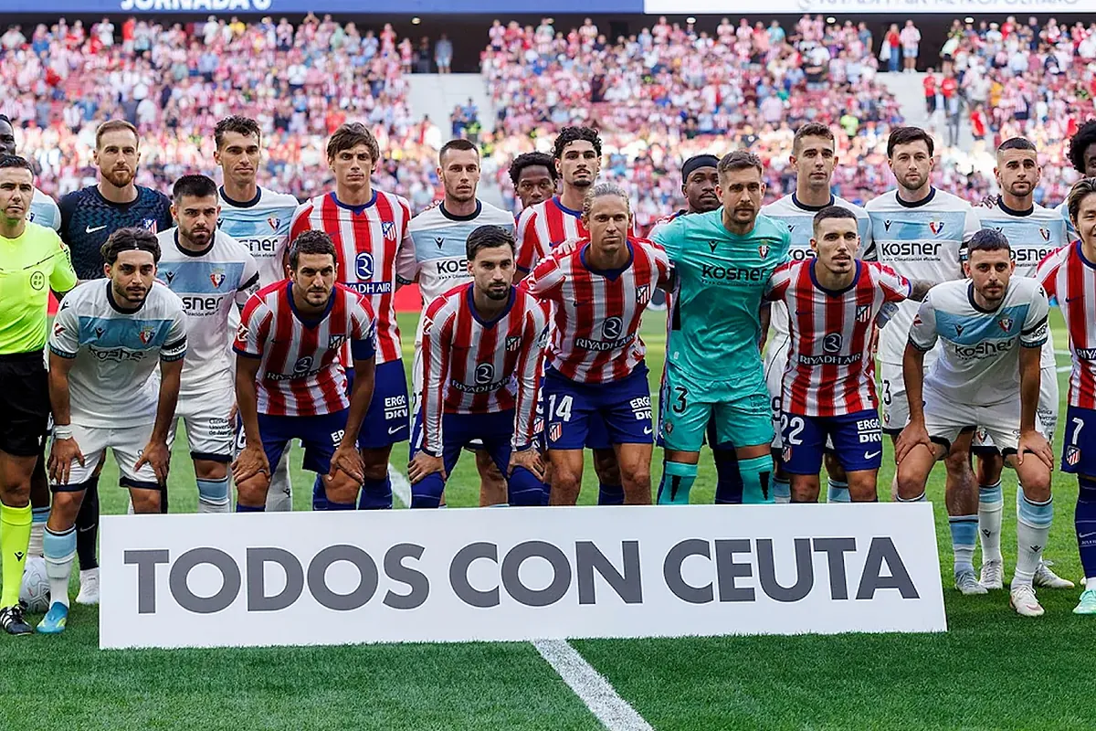 Atlético de Madrid y Osasuna muestran su apoyo a Ceuta posando junto a una pancarta