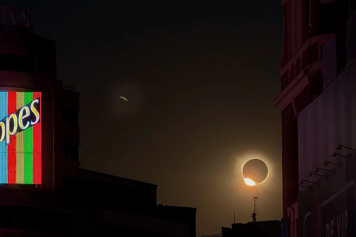 Así de impresionante se vio el eclipse desde la Gran Vía de Madrid