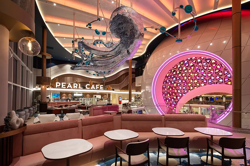El café The Pearl, frente a la escultura cinética.