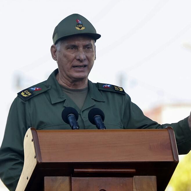 Díaz-Canel se declara listo para enfrentar una "agresión militar" mientras el pentágono acelera preparativos