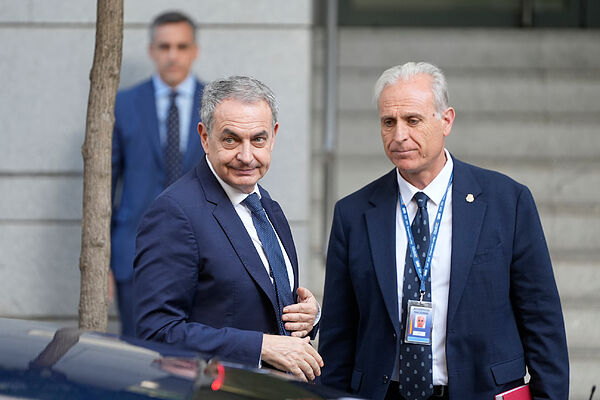 Zapatero declara por el caso Plus Ultra, hoy en directo | El juez rechaza retirar los pasaportes a Zapatero como pedía Anticorrupción | España