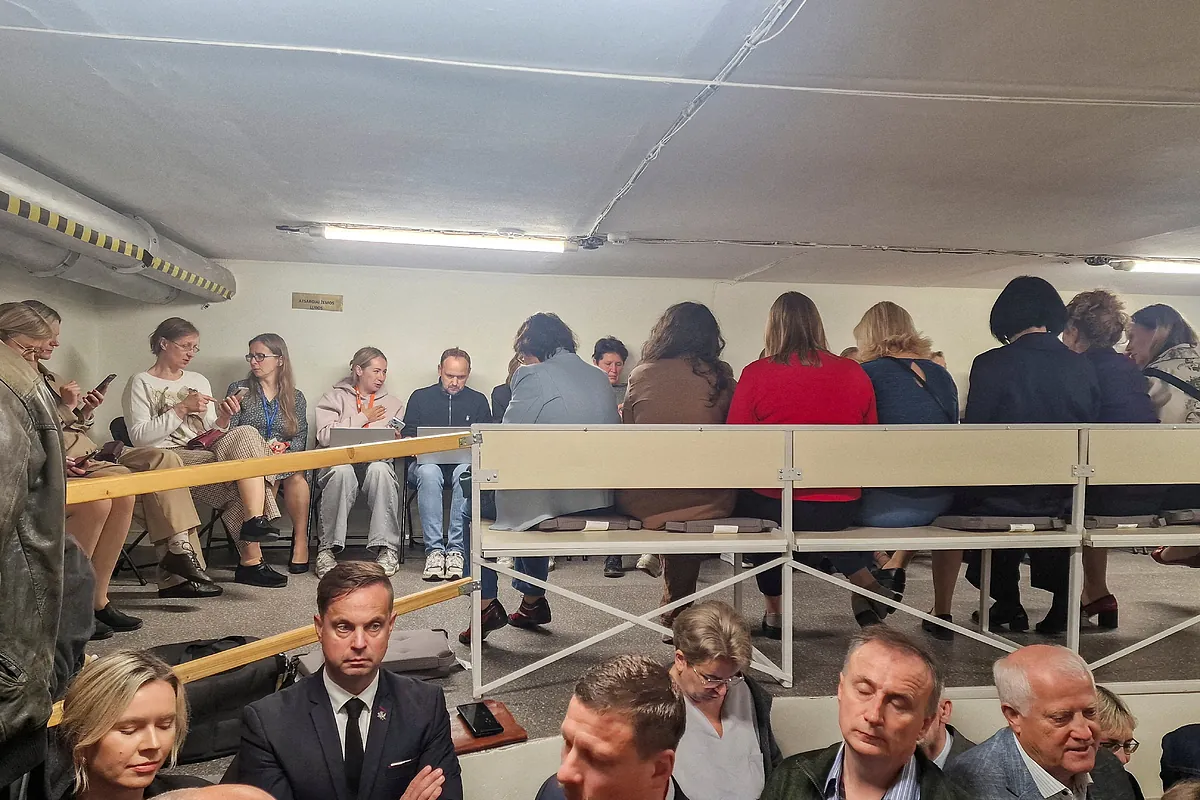 Los residentes de Vilna, capital de Lituania, acuden a los refugios tras una alarma por drones que inquietan a la OTAN