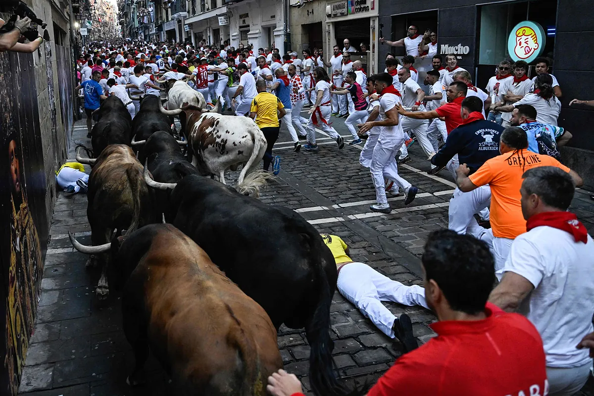 La policía identifica a un corredor extranjero con unas gafas con cámara de vídeo durante el segundo encierro de San Fermín