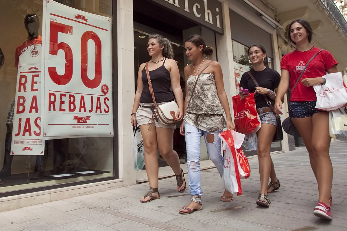 Cuándo empiezan las rebajas de verano 2026 en Zara, Mango, El Corte Inglés, Sfera, Stradivarius...