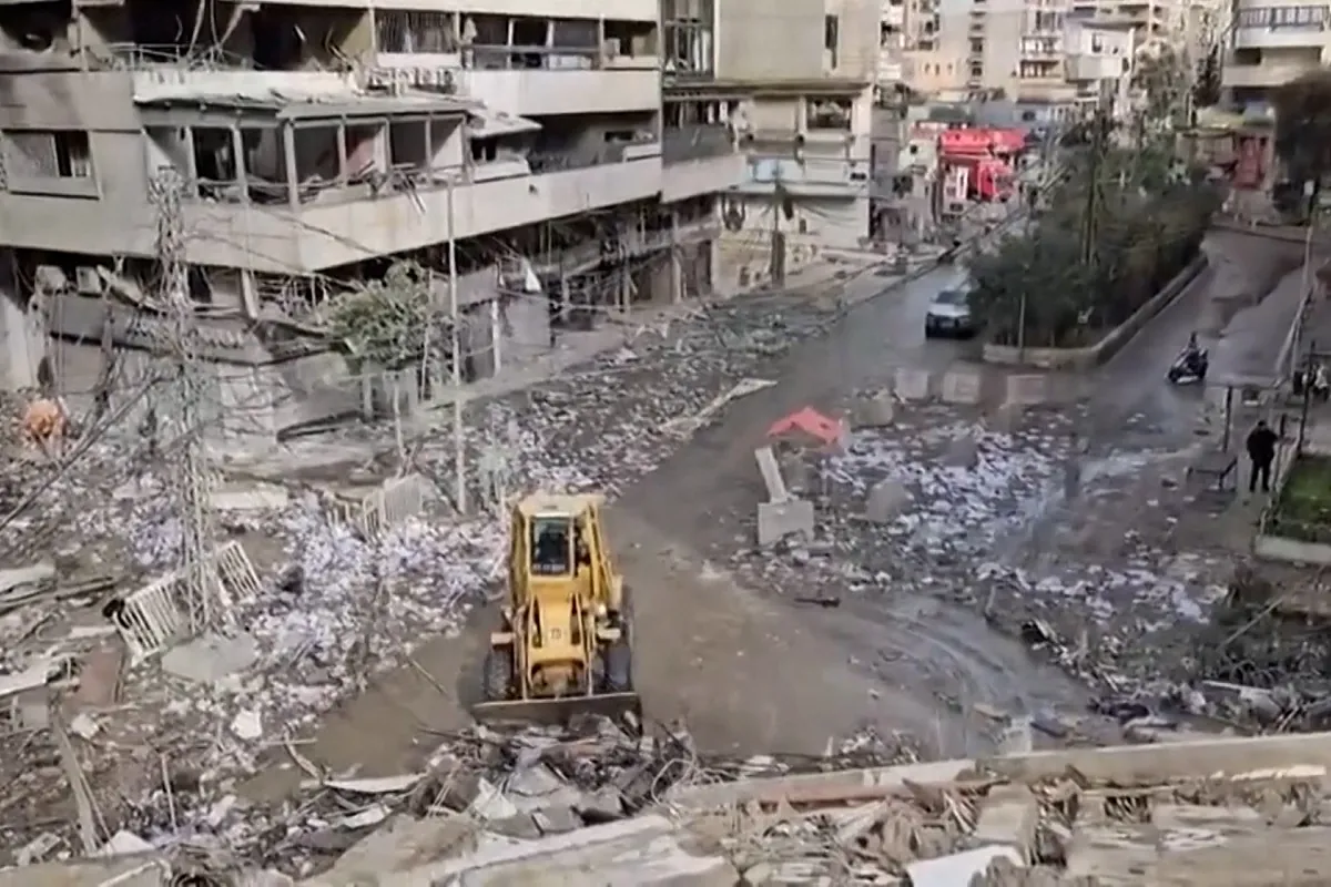 Despejan las calles de Beirut de escombros tras los ataques de Israel