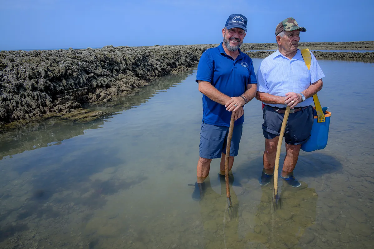 Domingo, Andrés y los últimos de los Corrales: los pescadores que protegen un arte milenario, ahora también contra el alga asiática