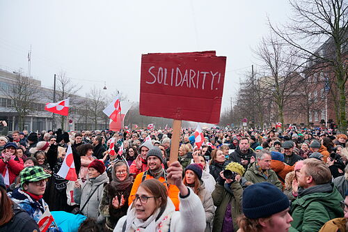 La capital de Groenlandia se echa a la calle para proclamar que la isla "no est� en venta"