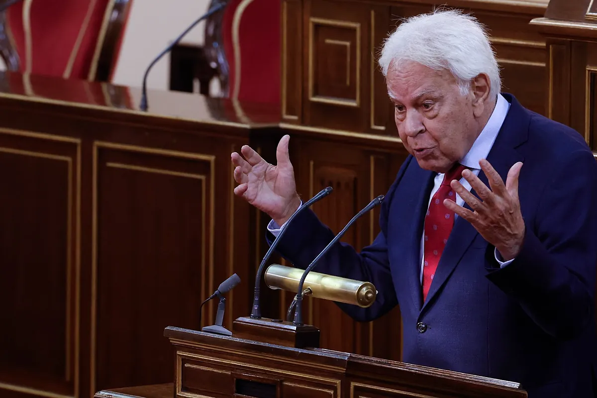 Felipe González defiende el papel "determinante" de Juan Carlos I en el 23F ante su hijo Felipe VI