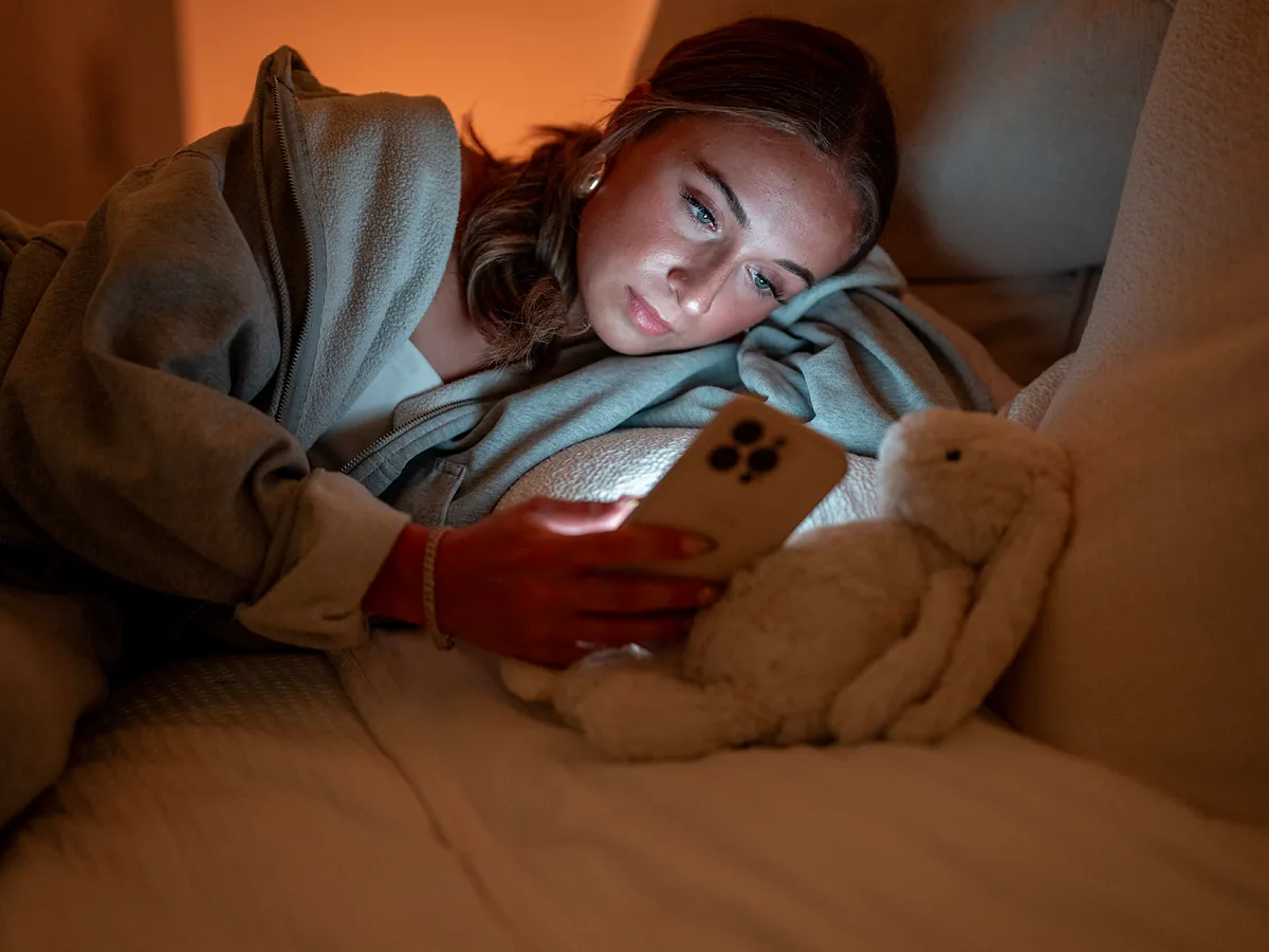 De shopping en mitad de la noche: ¿por qué compramos más moda online al final del día, porque estamos cansadas o como recompensa tras una jornada difícil?