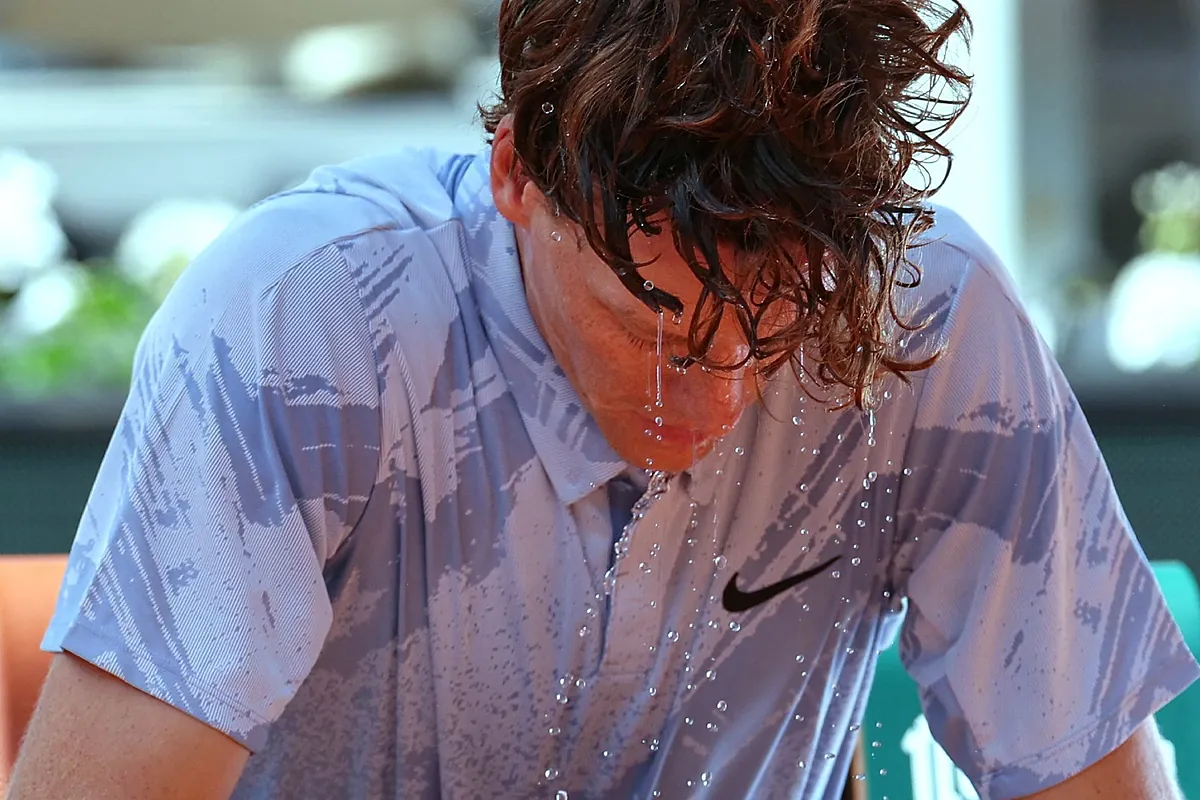 Sinner pierde en Roland Garros noqueado por el calor un partido que ya tenía ganado
