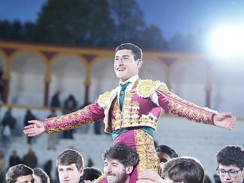 El debutante David Guti�rrez abre la feria de Olivenza a hombros en una noble novillada de Talavante