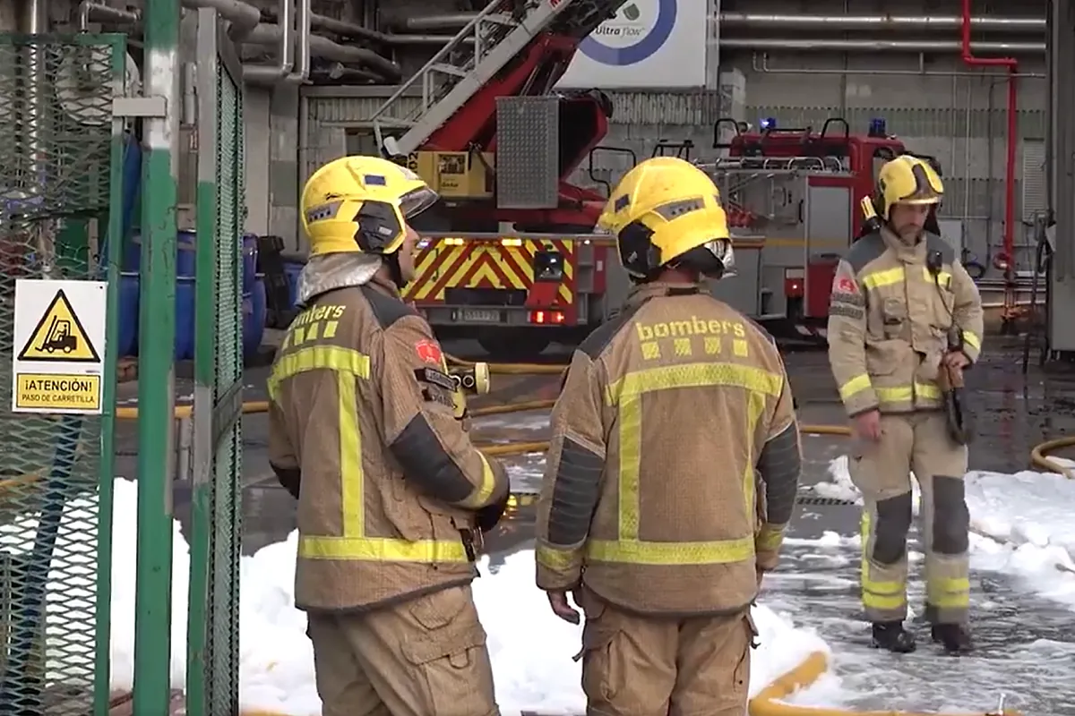 Estabilizado el incendio de una empresa farmaceútica en Mollet del Vallés (Barcelona), tras provocar el corte de la AP-7