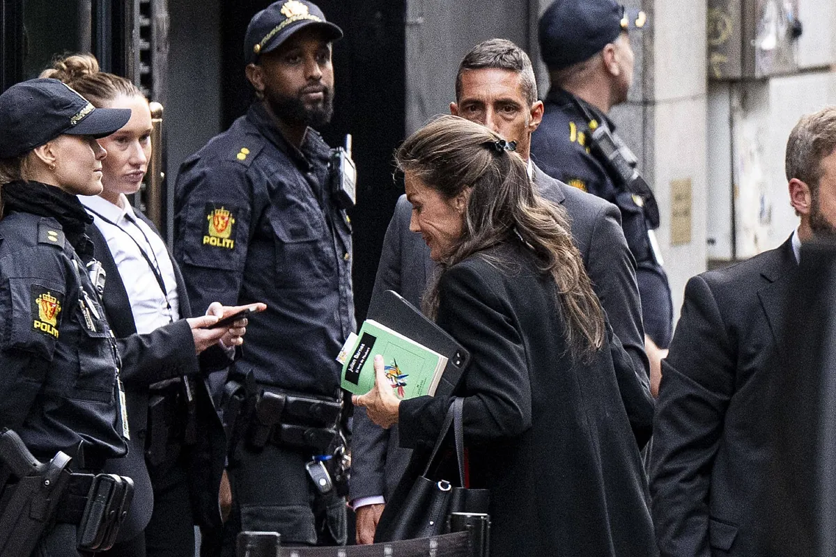 El libro con el que la Reina Letizia viajó a Oslo para despedir a Harald V