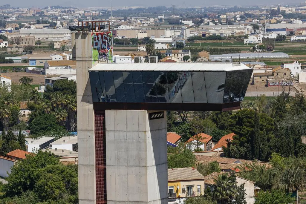 La torre Miramar de Valencia: la rotonda  más cara de España  con un ascensor que no funciona y un mirador cerrado