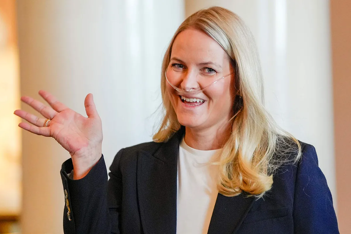 La princesa Mette-Marit de Noruega reaparece con oxígeno en su último acto oficial y arropada por Haakon y sus hijos