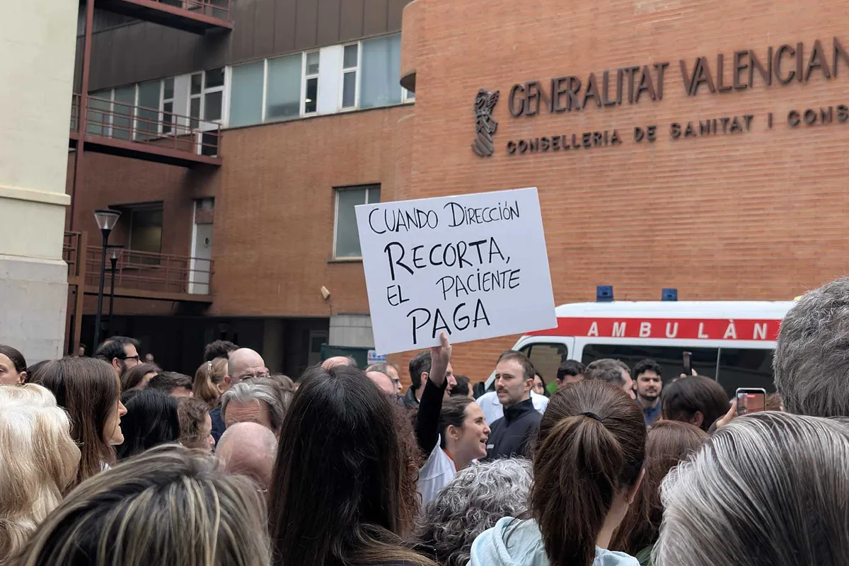 Los médicos en Valencia a los que Sanidad amenaza con despedir por  irregulares :  Nos fuerzan a que nos vayamos del hospital 