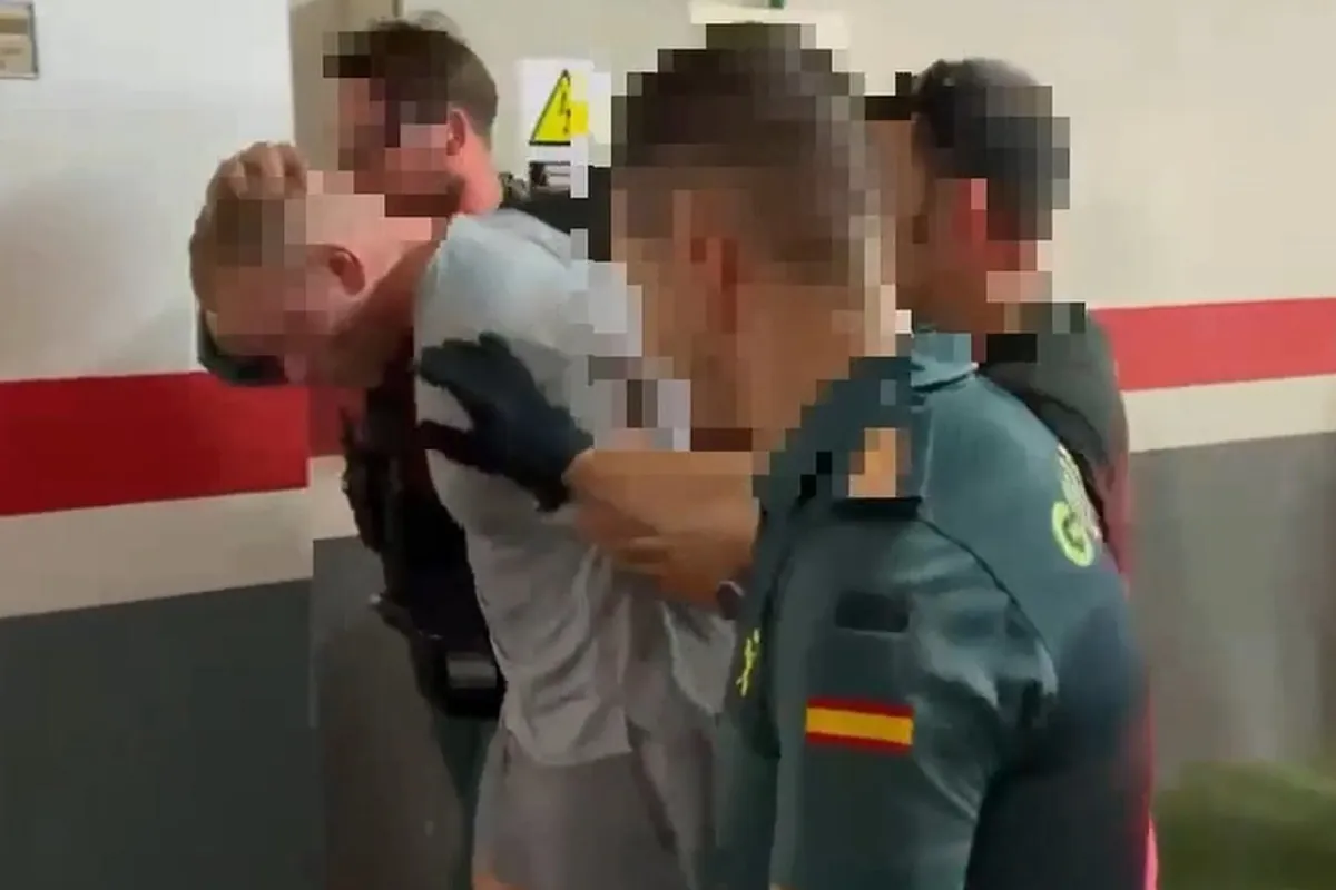 Cae un capo belga de la droga buscado por 31 países: se escondía desde hacía un año en Sants con identidad falsa, tenía una red de colaboradores y fue detenido en Badalona
