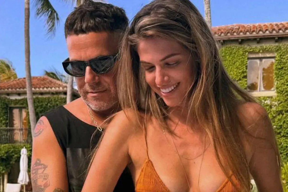 Alejandro Sanz y Stephanie Cayo disfrutan de su buen momento en un yate de lujo en Mallorca