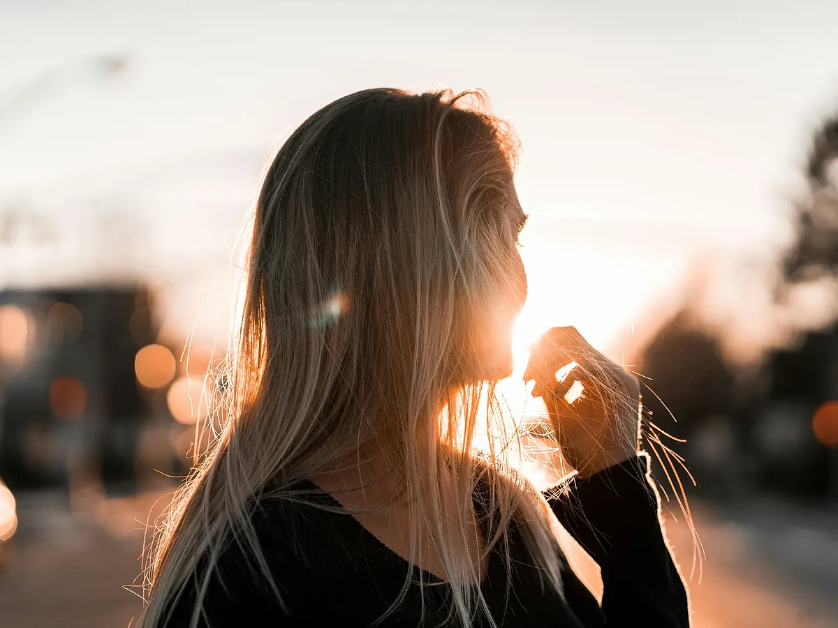 Los 6 tonos de pelo más favorecedores a partir de los 40 en 2026, según los peluqueros