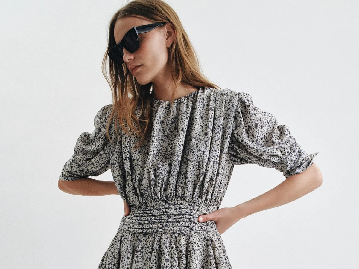 Acaban de llegar a Zara las novedades de la semana: vestidos estampados, faldas midi, pantalones barrel y chaquetas de entretiempo
