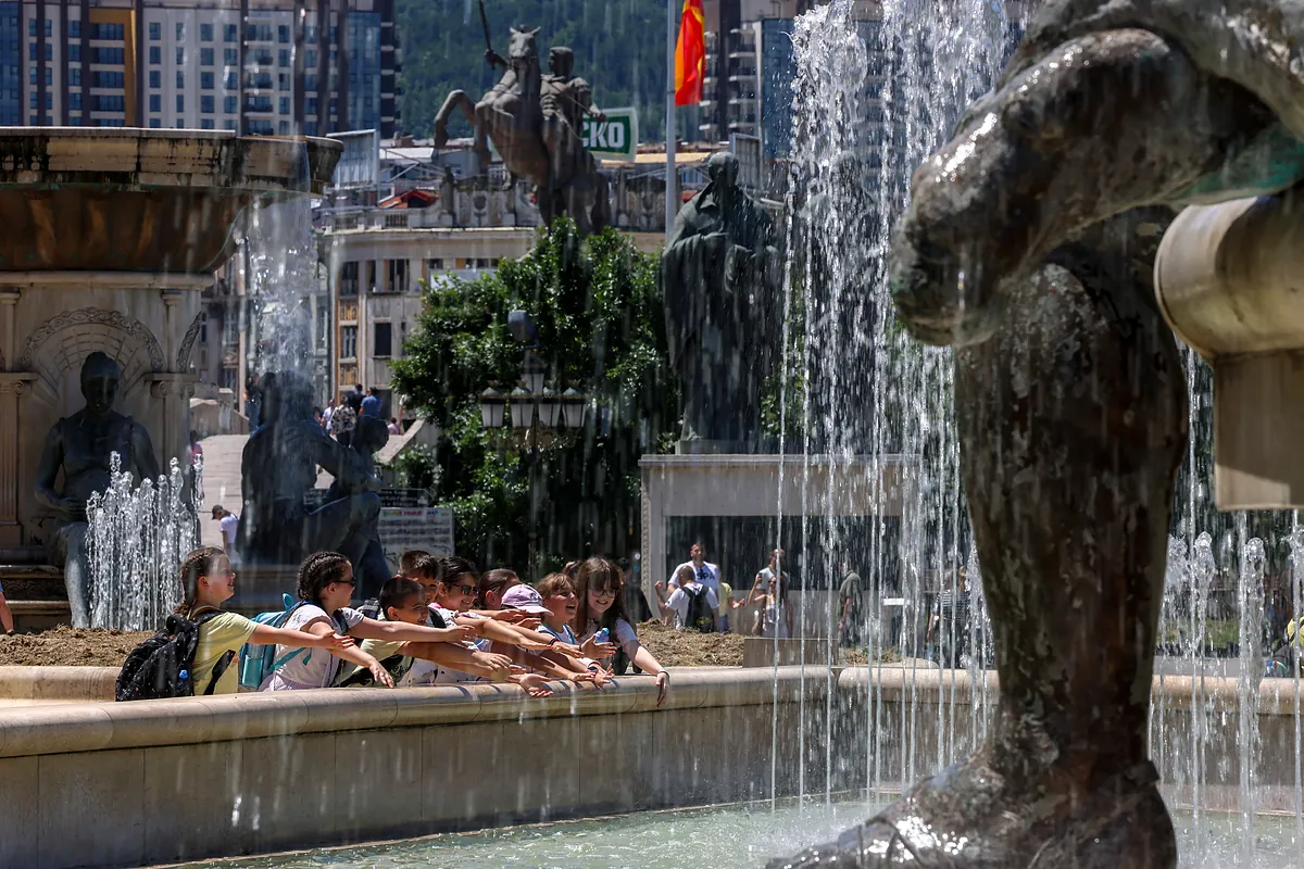 Personas caminando bajo temperaturas extremas en Europa