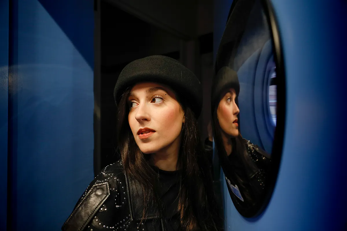 Espuma y agua salada en el regreso poético de Sara Búho con bien de acento andaluz: "Es fácil identificar cuándo un autor está escribiendo para el 'like'"