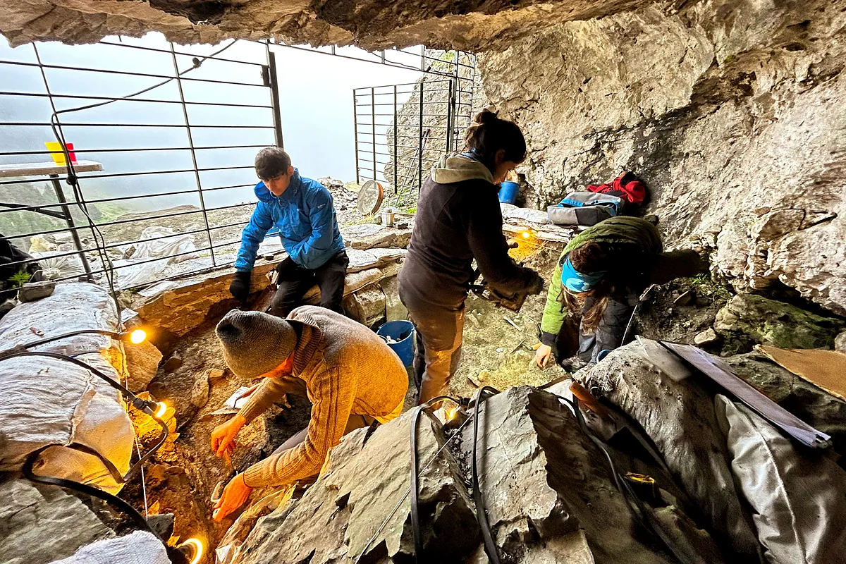 Huesos de niño, minerales verdes quemados y joyas con conchas y dientes de oso: el misterio de una cueva prehistórica en lo alto de los Pirineos