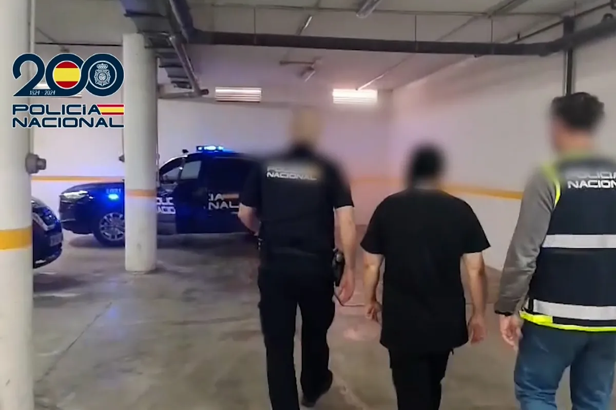 Piden agua a un anciano, le ofrecen sexo y terminan dándole una paliza para robarle en su propia casa en Sevilla