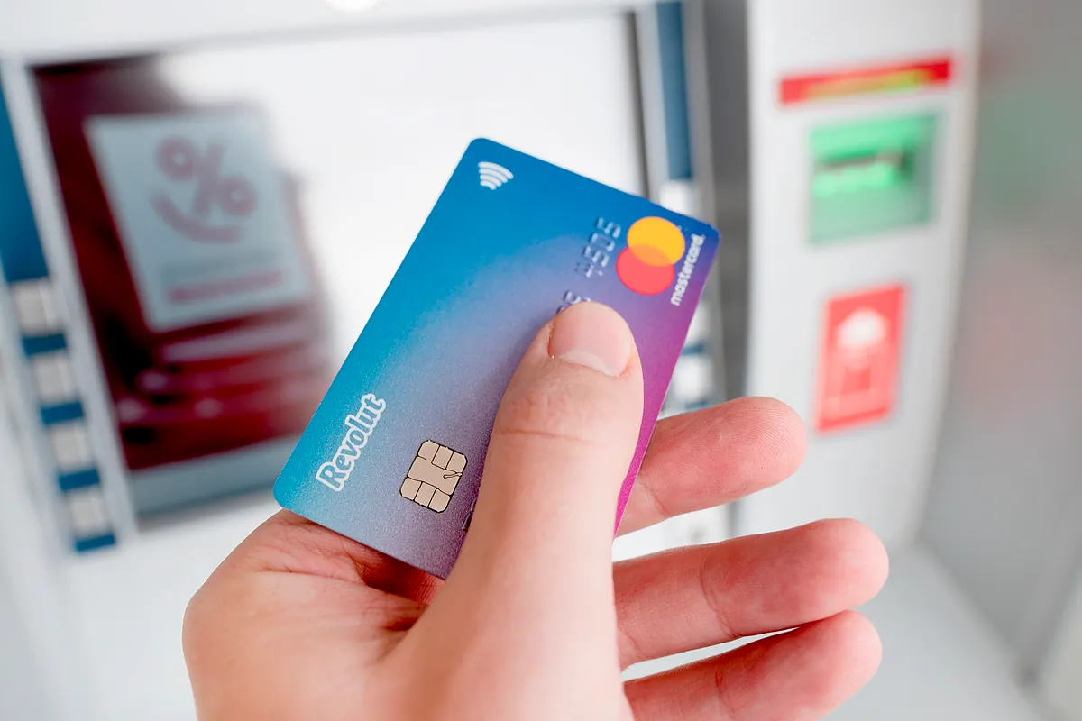 La gran banca tira de viajes, tarjetas, suscripciones y 'cashback' para reconquistar a los 11,5 millones de clientes de los neobancos