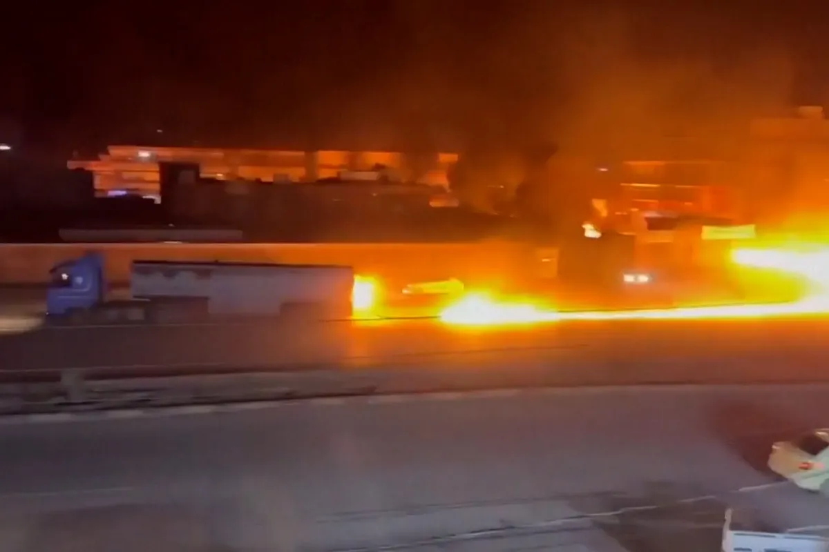 Un camión cisterna envuelto en llamas atraviesa el centro de Hasakah (Siria)