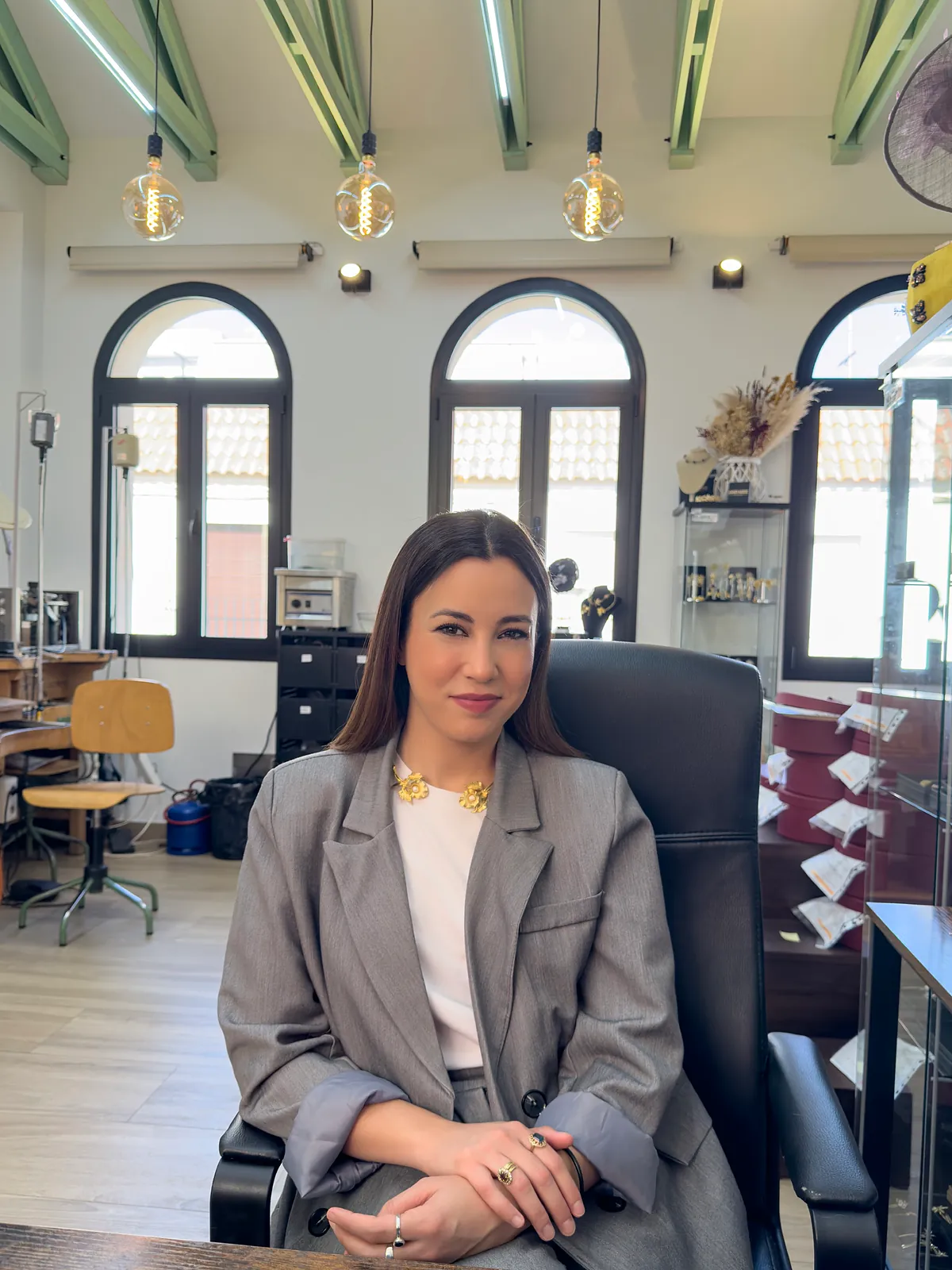 Rocío Roldán, la orfebre que hace más de 200 tiaras para novias al año y demuestra que no son sólo para las royals: "Es la única ocasión de su vida en la que pueden llevarla y, cuando se ven con el vestido, les hace mucha ilusión"