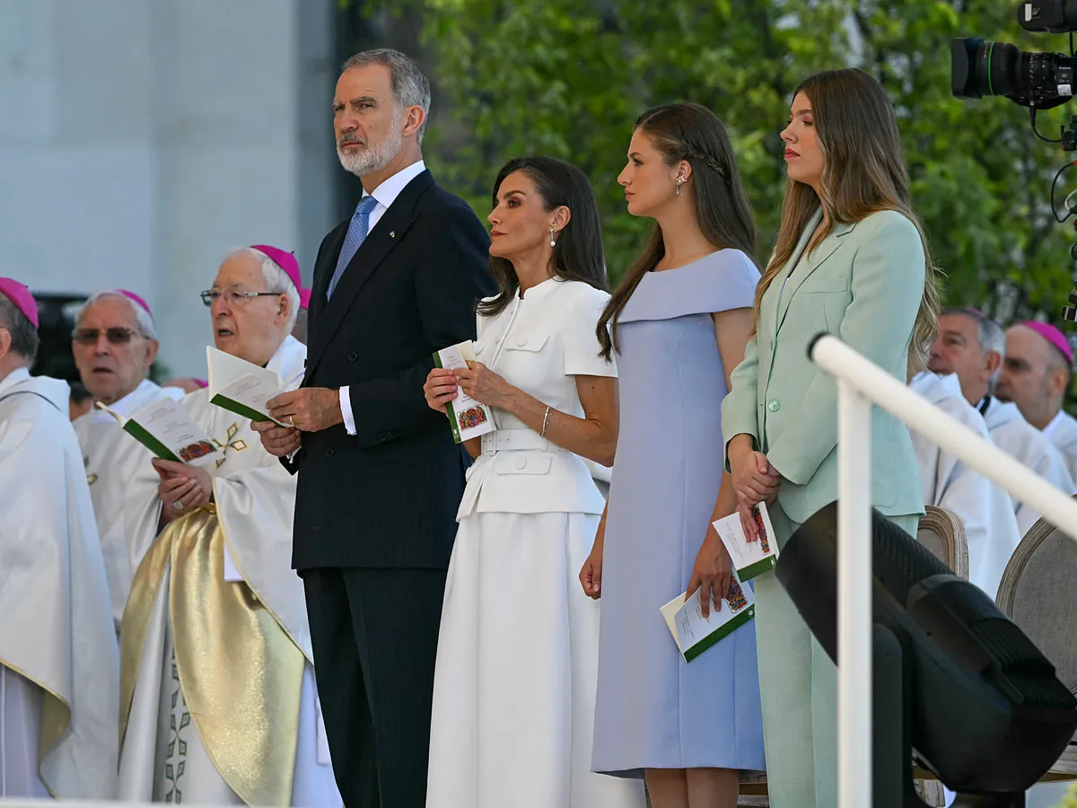 La Reina Letizia con un vestido trampantojo muy royal y la Princesa Leonor y la Infanta Sofía, coloridas y primaverales, en la Misa del Papa León XIV