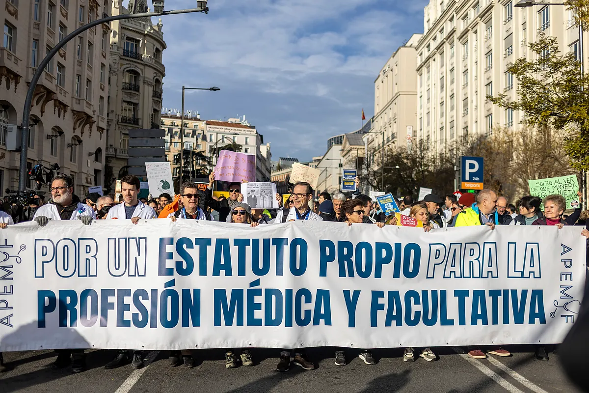 Los médicos se manifiestan en el pistoletazo de salida de sus movilizaciones, que incluyen desde el lunes una huelga contra el anteproyecto del Estatuto Marco