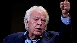 Felipe González votará en blanco en las elecciones si Sánchez repite y el PSOE le replica ironizando con que "Dios ataque al puto amo"