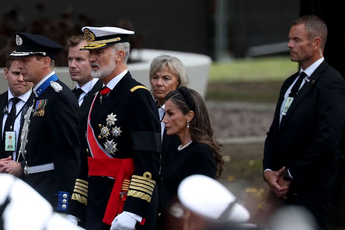 Los reyes Felipe VI y Letizia participan en el cortejo fúnebre de Harald V de Noruega